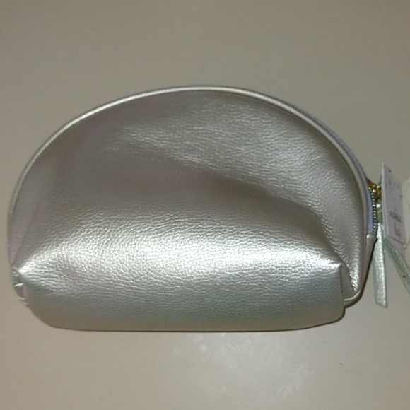 Gold colored makeup bag - Picture 1 of 3
